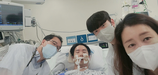 고려대 4학년에 재학 중이던 이주용(24) 씨가 지난달 27일 뇌사 장기기증을 통해 6명의 생명을 살리고 하늘의 별이 됐다. 왼쪽부터 아버지, 주용씨, 동생, 어머니. 한국장기조직기증원 제공