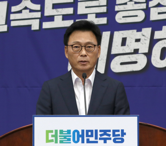 박광온 더불어민주당 원내대표가 13일 오전 서울 여의도 국회에서 열린 정책의원총회에서 발언하고 있다. 뉴시스