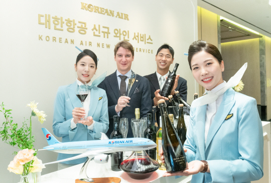 마크 알머트 (왼쪽 두번째) 와 대한항공 객실 승무원들이 기념 촬영을 하는 모습. 대한항공 제공