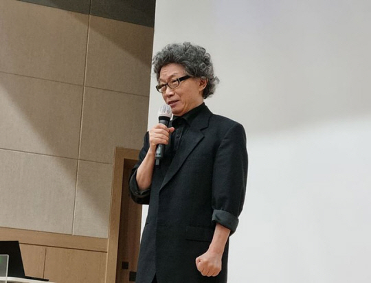 13일 충북 청주시 오창호수도서관 강당에서 서균렬 서울대 명예교수가 ‘후쿠시마 원전 오염수, 정말 마셔도 괜찮을까’ 라는 주제로 강연을 하고 있다. 뉴시스
