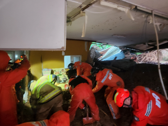 15일 오전 충남 청양군 정산면에 산사태가 나 소방대원들이 매몰자 구조작업을 벌이고 있다. 충남소방본부 제공