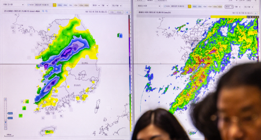 15일 오전 정부서울청사에서 열린 호우 대처 상황 점검 회의에 현재 강우량과 비구름의 유입을 보여주는 기상레이더가 표시되고 있다. 연합뉴스