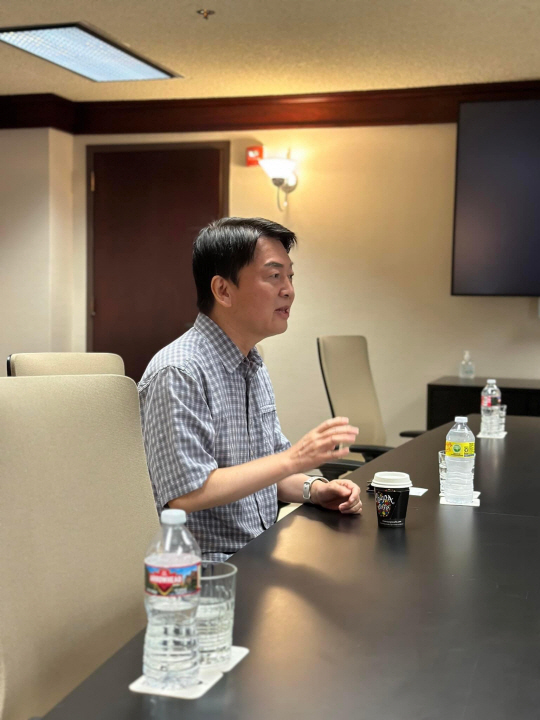 대화 중인 안철수 국민의힘 의원. 안 의원실 제공.