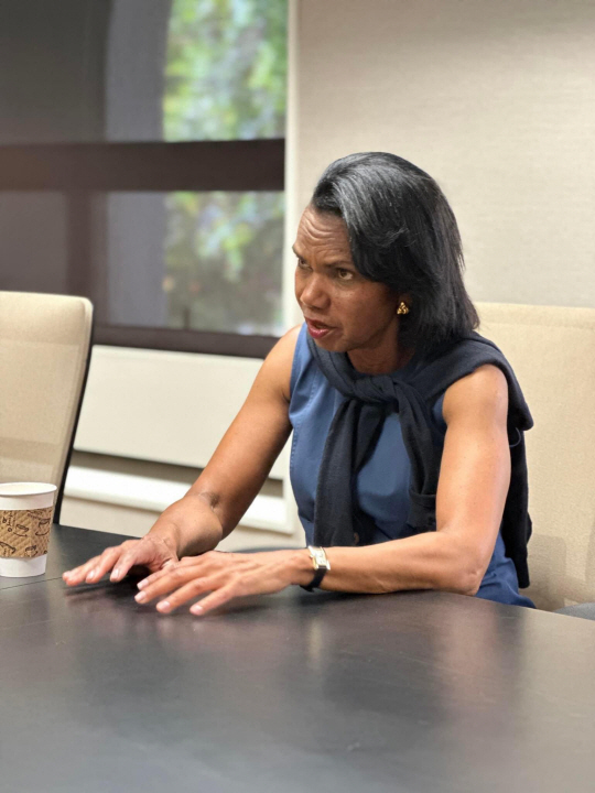 대화 중인 콘돌리자 라이스 전 미국 국무장관. 안철수 의원실 제공.