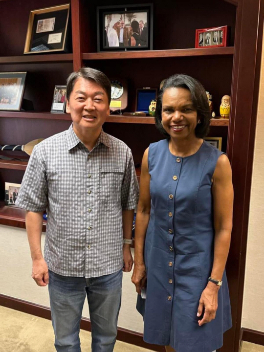 국회 외교통일위원회 소속 안철수 국민의힘 의원(왼쪽)과 콘돌리자 라이스 전 미국 백악관 국가안보보좌관(오른쪽).