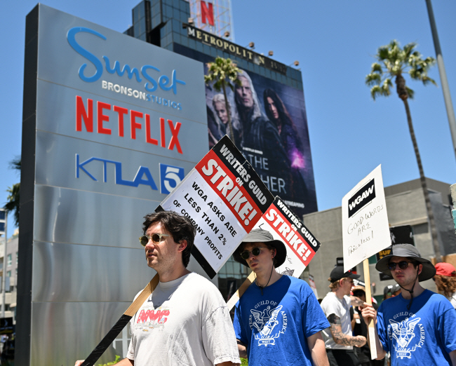 미국 할리우드 배우와 작가 양대 노동조합이 63년 만에 동시 파업을 결의한 큰 이유 중 하나는 인공지능(AI) 배우의 보상 문제다.  AFP 연합뉴스