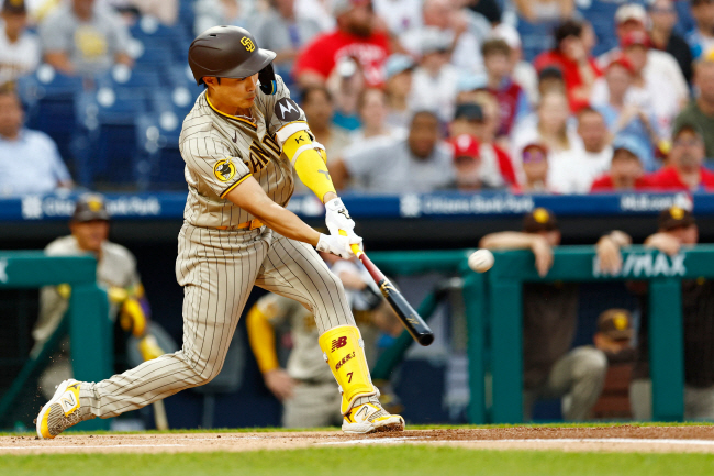샌디에이고 파드리스의 김하성이 17일 오전(한국시간) 미국 펜실베이니아주 필라델피아 시티즌스뱅크파크에서 열린 MLB 필라델피아 필리스와의 원정경기에서 1회 초 무릎을 굽히는 자세로 홈런포를 날리고 있다.  AFP 연합뉴스