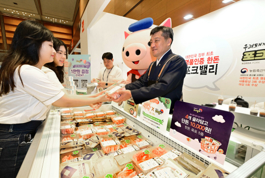 17일 서울 삼성동 코엑스에서 열린 한돈페스타에서 손세희(가운데) 한돈자조금관리위원회 위원장이 한돈 삼겹살을 직접 판매하고 있다.