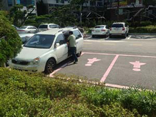 서울의 한 공공 주차장에서 남성 운전자와 관공서 차량들이 별다른 제지를 받지 않고 여성우선주차장을 이용하고 있다. 문화일보 자료 사진