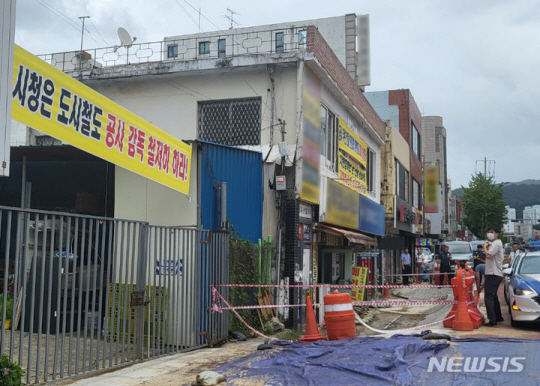 17일 광주 북구 풍향동 한 건물이 기운다는 민원 신고가 접수돼 경찰과 북구 직원들이 현장을 점검하고 있다. 뉴시스