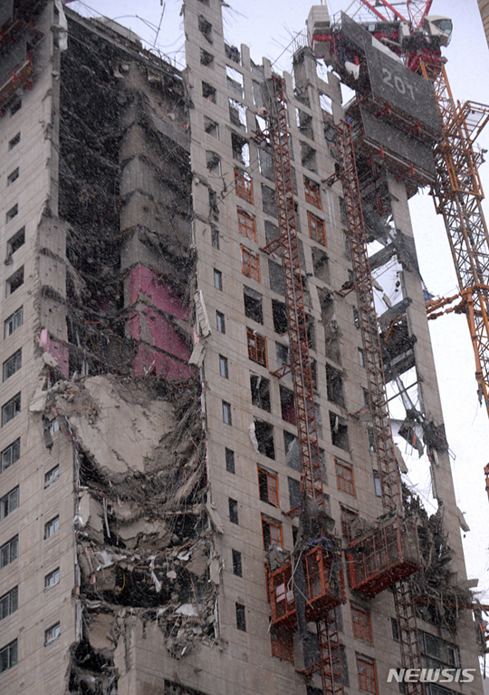 지난해 1월 11일 광주 서구 화정아이파크 주상복합아파트 신축 현장 외벽이 무너져 내리면서 건설노동자 6명이 숨지고 1명이 다쳤다. 뉴시스