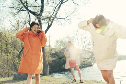 네파 ‘공용 레인 코트’ 화보컷. 네파 제공