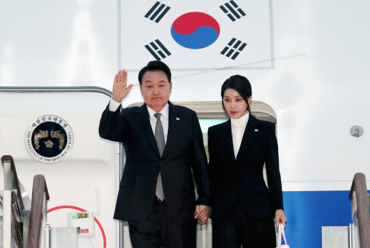 6박8일 간의 리투아니아·폴란드·우크라이나 순방을 마친 윤석열 대통령과 부인 김건희 여사가 17일 경기도 성남 서울공항에 도착해 공군 1호기에서 내리고 있다. 뉴시스