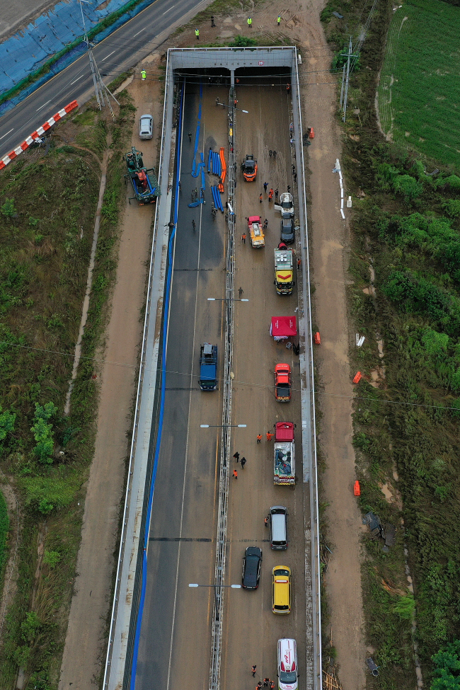 폭우에 따른 미호강 제방 붕괴로 운행 중이던 차량 15대가 물에 잠긴 충북 청주시 오송읍 궁평제2지하차도 침수 참사 현장에서 군과 소방 당국이 수습 작업을 하고 있다.  백동현 기자