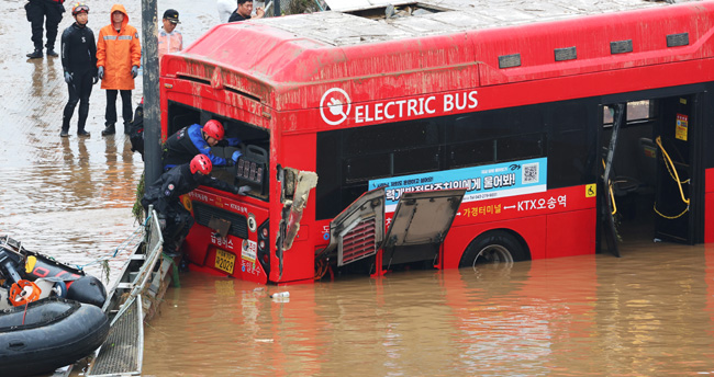 지난 16일 충북 청주시 오송읍 궁평2지하차도에서 119 구조대원들이 버스에서 실종자 수색을 하고 있다. 연합뉴스