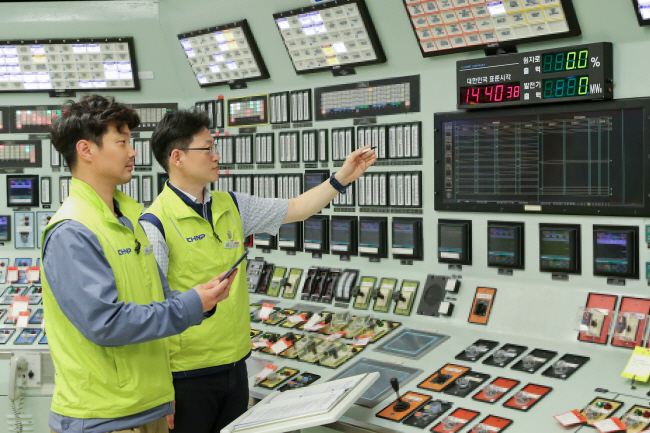 2025년 6월까지 가동이 중단되면서 부산 기장군 고리2호기 주제어실 계기판에는 ‘원자력 출력 0%, 발전기 출력 0㎿’라고 적혀 있는 가운데 지난 12일 한국수력원자력 직원들이 재가동 준비 차원에서 기기를 점검하고 있다. 한수원 제공