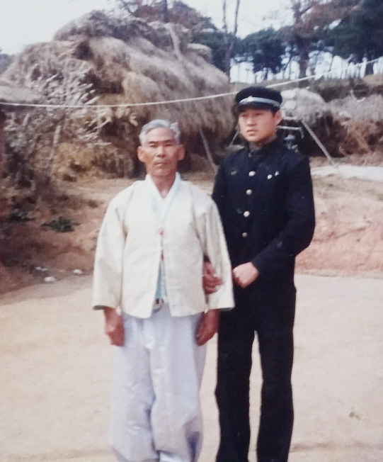 장인(정병호·왼쪽)이 1982년 회갑연을 마친 후 고교 3학년이었던 큰아들(정찬성)과 기념촬영을 했다.