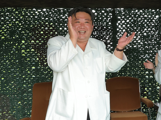 조선중앙통신은 지난 12일 김정은 국무위원장이 참석한 가운데 신형 고체연료 대륙간탄도미사일(ICBM) 화성-18형의 시험발사를 감행했다고 13일 보도했다. 연합뉴스