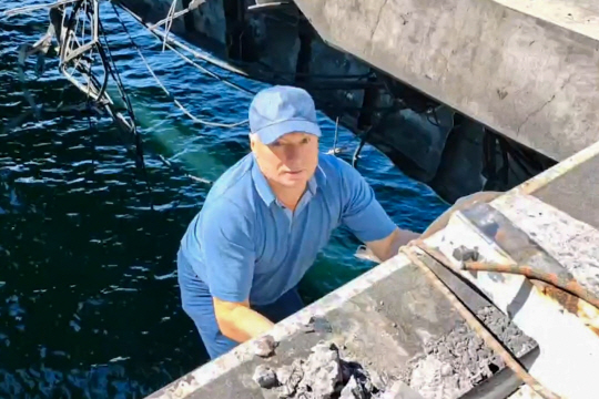 마라트 후스눌린 러시아 부총리가 17일 크름대교를 찾아 피해 상황을 점검하고 있다. 타스 연합뉴스