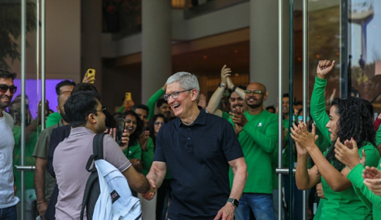 애플, 인도에 첫 매장 오픈 모습. EPA·연합뉴스 자료사진