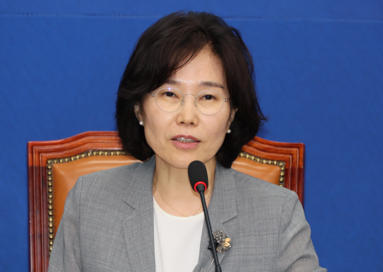 김은경 더불어민주당 혁신위원장이 12일 오후 국회에서 기자간담회를 열고 향후 혁신위의 활동 방향 등을 밝히고 있다. 연합뉴스