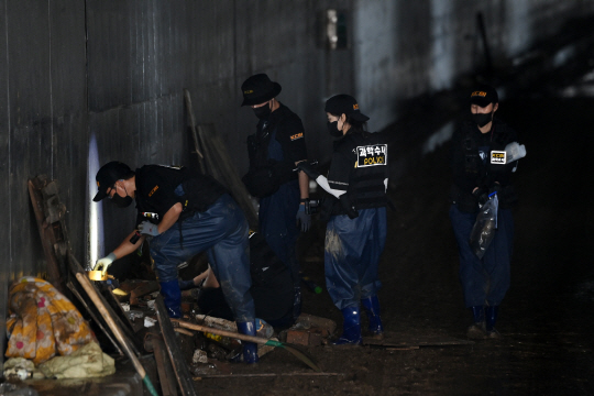 18일 충북 청주시 오송읍 궁평 제2지하차도에서 과학수사 경찰이 현장감식을 하고 있다. 백동현 기자