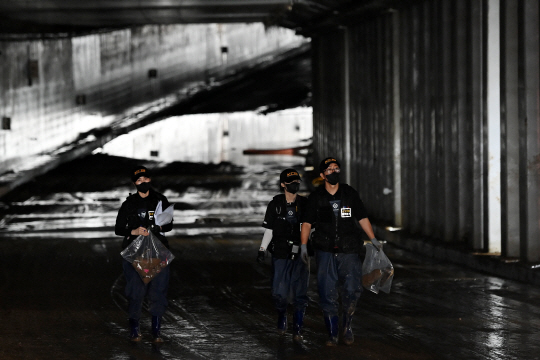 18일 충북 청주시 오송읍 궁평 제2지하차도에서 과학수사 경찰이 현장감식을 하고 있다. 백동현 기자