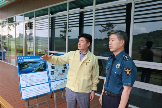 이문수 경기북부경찰청장(오른쪽). 경기북부경찰청 제공