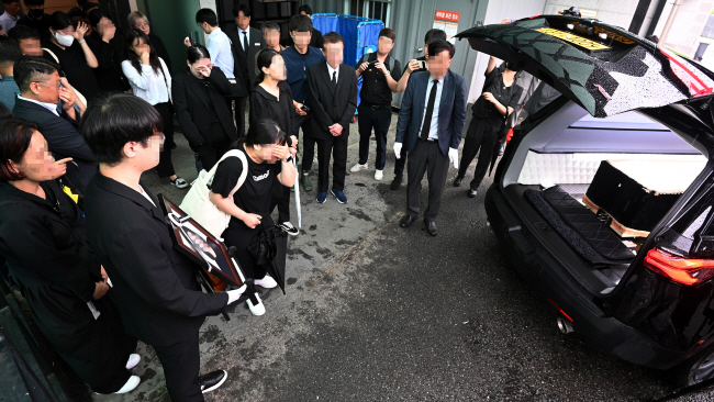 18일 오전 충북 청주시 한 장례식장에서 오송 궁평 제2지하차도 침수사고 희생자 시신이 발인된 후 운구차에 옮겨지고 있다.  백동현 기자