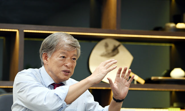 염재호 태재대 총장이 지난 11일 서울 종로구 태재관 집무실에서 정부는 교육 개혁을 주도하기보다는 교육 현장이 창의적이고 자율성을 발휘할 수 있도록 간접 환경을 조성해야 한다고 설명하고 있다.   박윤슬 기자