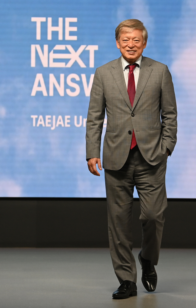 염재호 태재대 총장이 지난 11일 서울 종로구 태재관 로비에서 교육 혁신을 상징하는 문구 ‘더 넥스트 앤서’의 의미를 소개하고 있다. 염 총장은 대한민국의 교육이 과거 산업화시대의 틀에서 벗어나 자율성과 창의성을 키우는 미래형 교육으로 변화해야 한다고 강조했다.   박윤슬 기자