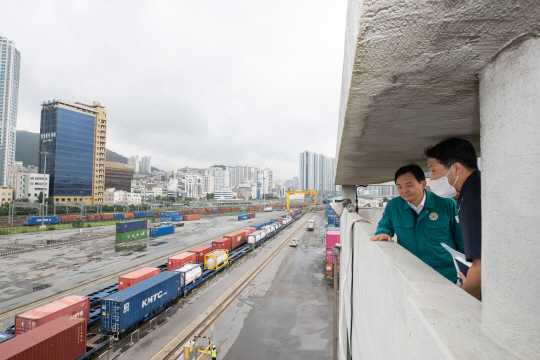 원희룡 국토교통부 장관이 19일 부산진역 철도물류 기지에 대한 현장 점검을 하고 있다. 국토부 제공