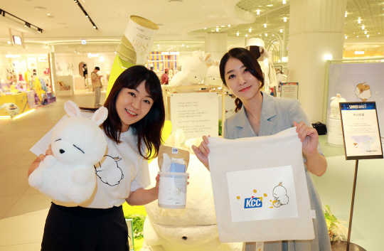 KCC 모델들이 경기 성남시 현대백화점 판교점 팝업스토어에서 마시마로 협업 에코백과 꽃씨를 담은 KCC 숲으로 셀프 페인트통 패키지를 소개하고 있다. KCC 제공