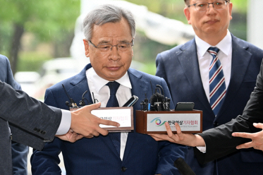 박영수 전 특별검사가 지난달 29일 서울 서초구 서울중앙지법에서 열린 구속영장 실질심사를 받기 위해 법정으로 향하던 중 기자들의 질문을 받고 있다. 백동현 기자