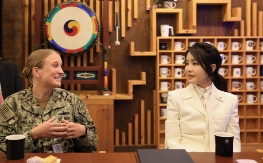 김건희 여사가 19일 부산 남구 해군작전사령부 네이비 클럽에서 한미 여군 장병과 환담하고 있다. 대통령실 제공. 연합뉴스