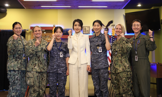 김건희 여사가 19일 부산 남구 해군작전사령부 네이비 클럽에서 한미 여군 장병과 환담한 뒤 기념촬영을 하고 있다. 대통령실 제공. 연합뉴스