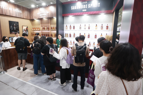6월 22일 서울 강남구 코엑스에서 열린 2023 서울국제주류&와인박람회에서 참관객들이 위스키 부스 앞에서 줄을 서 있다. 연합뉴스