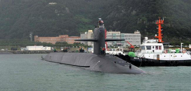 18일 부산에 입항한 미 전략핵잠수함 ‘켄터키함’(SSBN-737). 핵탄두 탑재가 가능한 잠수함발사탄도미사일(SLBM) ‘트라이던트Ⅱ’ 20∼24기를 탑재할 수 있는 SSBN은 미 해군이 명명한 것으로, SS는 Ship Submersible(잠수함), B는 Ballistic(탄도 미사일), N은 Nuclear(원자력)를 의미한다.  미국 전략사령부 트위터 캡처