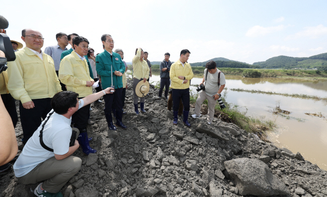한덕수(왼쪽 세 번째) 국무총리가 19일 오전 집중호우로 피해를 입어 특별재난지역으로 선포된 충남 청양군 청남면 인양리를 찾아 피해 현황을 살펴보고 있다.  연합뉴스