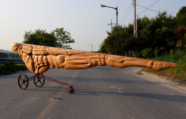 박장근의 2008년 작품 ‘꿈의 비클’. 430×54×117㎝, 나무, 철, 스테인리스스틸.