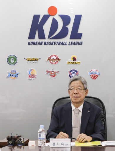 김희옥 KBL 총재가 21일 오전 서울 강남구 KBL 센터 대회의실에서 열린 제29기 제1차 임시 총회 및 이사회에서 소노인터내셔널의 KBL 신규회원 가입승인 안건을 처리했다. 뉴시스
