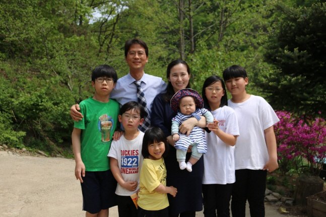 전동훈·류사라 부부가 여섯 남매와 찍은 가족사진. 지난 10일 일곱째인 막내아들이 태어났다.  연합뉴스