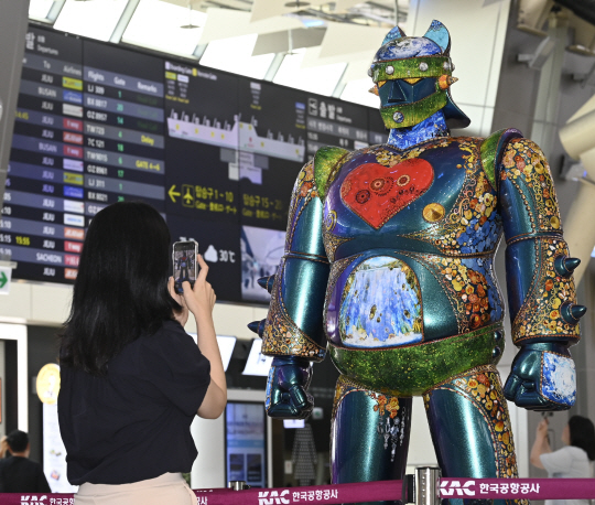 21일 김포공항 국내선 및 국제선 터미널에서 개최된 ‘자유롭게 Be Free’전을 공항 이용객들이 관람하고 있다. 한국공항공사 제공