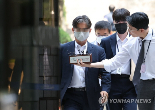 정당법 위반 등 혐의로 구속영장이 청구된 더불어민주당 송영길 전 대표의 전 보좌관 박용수 씨가 지난 3일 서울중앙지법에서 열리는 영장실질심사에 출석하고 있는 모습  연합뉴스