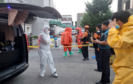 21일 경기도 평택 지산동 송탄 우체국에서 소방 관계자들이 우편물 의심신고에 출동해 현장 확인을 하고 있다. 경기도소방재난본부 제공.