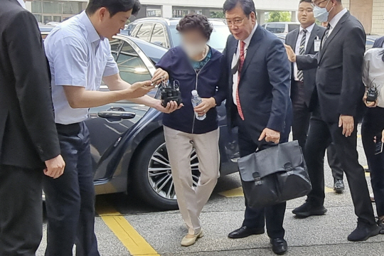 통장 잔고 증명서 위조 혐의로 기소된 윤석열 대통령의 장모 최은순 씨가 항소심 선고를 앞두고 21일 경기 의정부지법에 출석하고 있다. 뉴시스