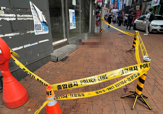 21일 오후 지하철 2호선 신림역 4번 출구 인근 상가 골목에서 30대 남성이 행인들에게 무차별 흉기를 휘둘러 4명의 사상자가 발생한 가운데, 사건 현장에 폴리스라인이 쳐져 있다. 연합뉴스