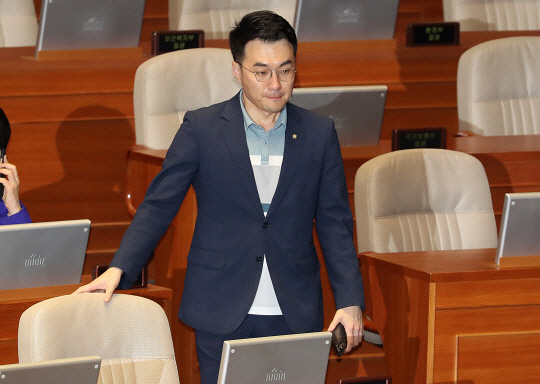 김남국 무소속 의원이 지난 18일 서울 여의도 국회 본회의장에서 열린 제408회국회(임시회) 제1차 본회의에 참석하고 있다. 뉴시스
