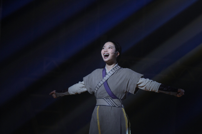뮤지컬 ‘스웨그에이지: 외쳐, 조선!’에서 비밀조직의 일원 ‘진’ 역을 맡은 김수하. 더웨이브 제공