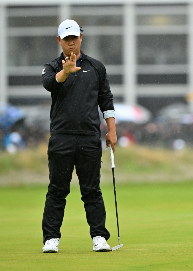 김주형이 24일 오전(한국시간) 영국 잉글랜드 위럴의 로열 리버풀 골프클럽에서 열린 디 오픈 4라운드 18번 홀에서 퍼팅을 앞두고 손을 들어 거리를 가늠하고 있다.  AP 연합뉴스